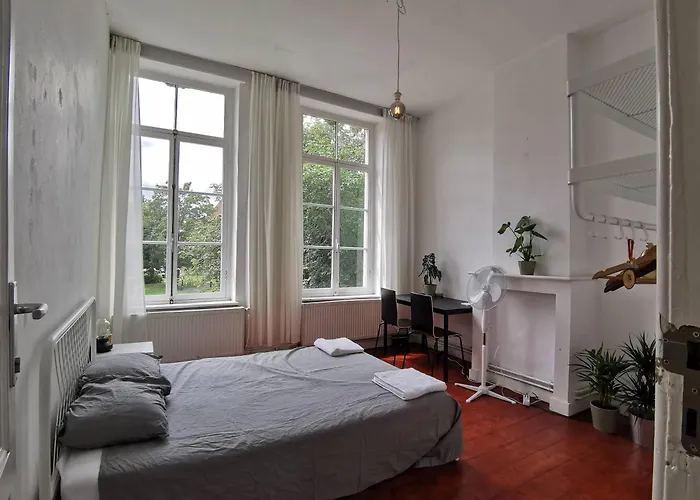 Cozy City Centre Room With Parkview